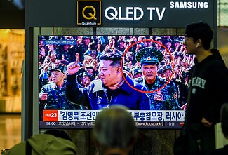 Generolas Kim Yong Bokas (apibrauktas raudonai) ir Kim Jong Unas Generolas Kim Yong Bokas (apibrauktas raudonai) ir Kim Jong Unas