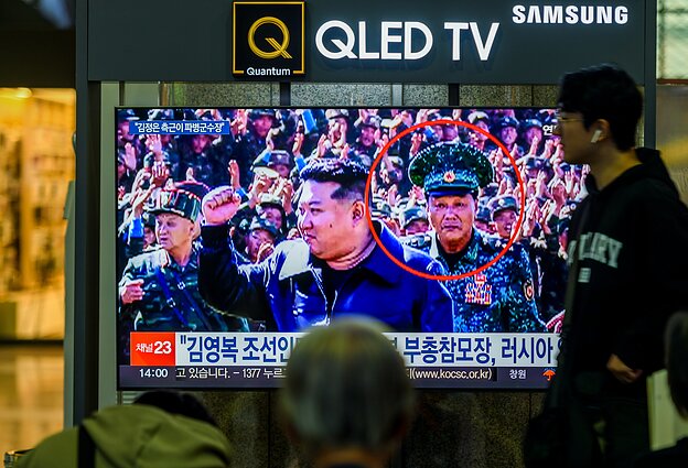 Generolas Kim Yong Bokas (apibrauktas raudonai) ir Kim Jong Unas Generolas Kim Yong Bokas (apibrauktas raudonai) ir Kim Jong Unas