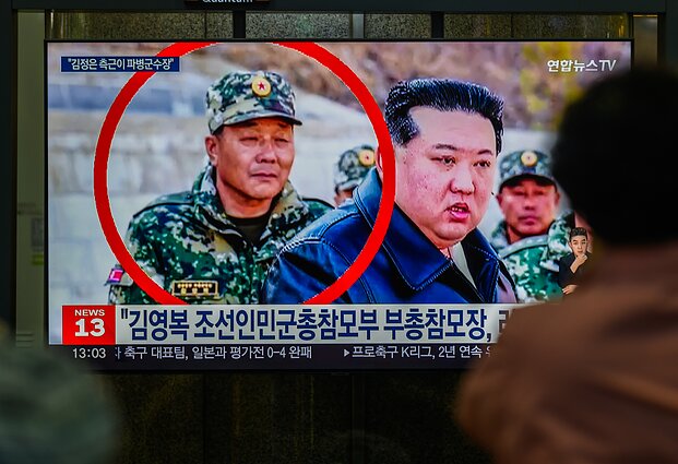 Generolas Kim Yong Bokas (apibrauktas raudonai) ir Kim Jong Unas Generolas Kim Yong Bokas (apibrauktas raudonai) ir Kim Jong Unas