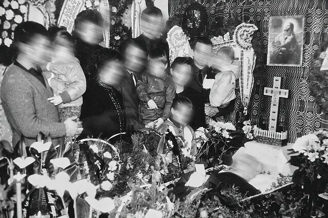 Prie karsto fotografuodavosi visa giminė kartu su vaikais