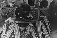 Vainikai su užrašais ant juostų buvo privalomas laidotuvių atributas