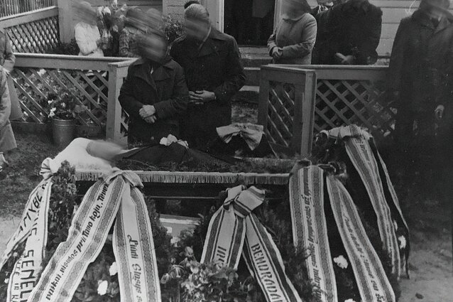 Vainikai su užrašais ant juostų buvo privalomas laidotuvių atributas