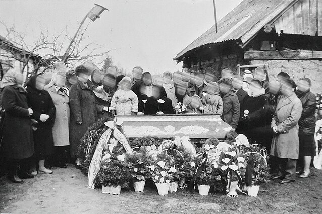 Buvo manoma, kad kuo daugiau nuotraukoje žmonių prie karsto  – tuo svarbesnis velionis