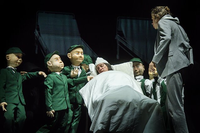 Matas Sigliukas – Laukinis Džonas, Dovilė Šilkaitytė – Linda. Lėlių autorė – Julija Skuratova. „Puikus naujas pasaulis“, rež. Gintaras Varnas