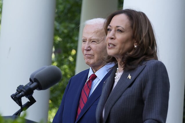 Smūgis Harris kampanijai: Bidenas teigia, kad nenorėjo prilyginti Trumpo rinkėjų šiukšlėms