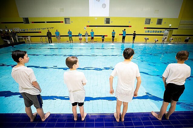 Dalis antrokų negali dalyvauti plaukimo programoje: trūksta ir baseinų, ir trenerių