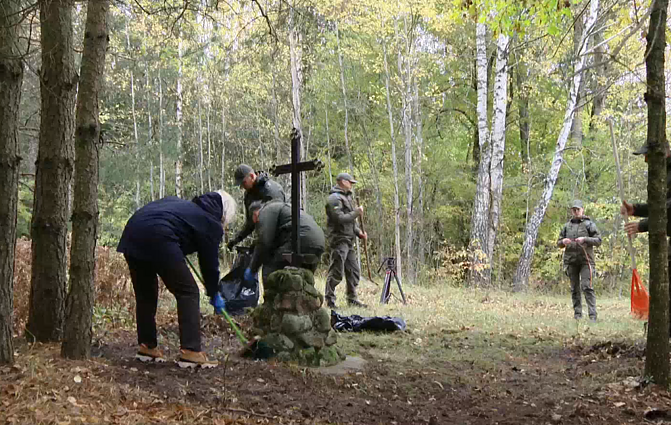 Varėnos pasieniečiai, šauliai ir savanoriai prieš Vėlines tvarko kovotojų už laisvę kapus