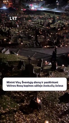 Šimtais žvakučių nušvitusios Rasų kapinės