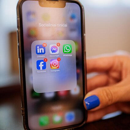 Beveik pusei šalies moksleivių naudojimasis socialiniais tinklais yra tapęs probleminiu