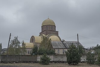 Bažnyčia Dobropilioje, Donecko srityje. Dar 2014-aisiais greta esantį Slovjanską užėmus Rusijos vedamiems separatistams buvo nužudyti keturi protestantų bažnyčios nariai. Dėl to dar 2018-aisiais Ukraina pradėjo atsiskyrimą nuo Maskvos įtakos, o panašus procesas dabar vyksta su Stačiatikių bažnyčia ir Lietuvoje. 2024-ųjų rugpjūtį Maskvos patriarchato veikla Ukrainoje buvo iš viso uždrausta