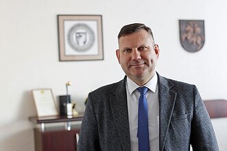 Radviliškio rajono meras K. Račkauskis sakė, kad tarp rajono politikų buvo abejojančiųjų, ar noras dovanoti nieko neprašant gali būti tiesa. 