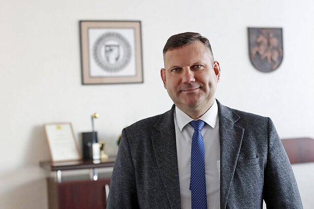 Radviliškio rajono meras K. Račkauskis sakė, kad tarp rajono politikų buvo abejojančiųjų, ar noras dovanoti nieko neprašant gali būti tiesa. 