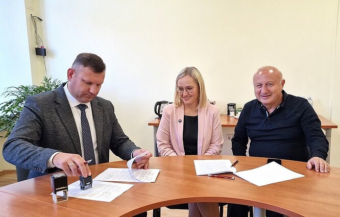 Trišalę sutartį pasirašė Radviliškio rajono meras K. Račkauskis, Šeduvos gimnazijos direktorė E. Varneckienė ir fondo „FSU Education Association“ vadovas D. Benishas.