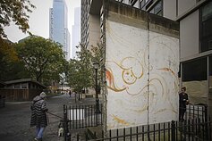 Секция Берлинской стены установлена на Ковски-плаза в нью-йоркском Бэттери-парке Секция Берлинской стены установлена на Ковски-плаза в нью-йоркском Бэттери-парке