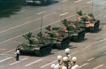 Vienišas žmogus, drąsiai stovintis prieš tankus Tiananmenio aikštėje Pekine Vienišas žmogus, drąsiai stovintis prieš tankus Tiananmenio aikštėje Pekine