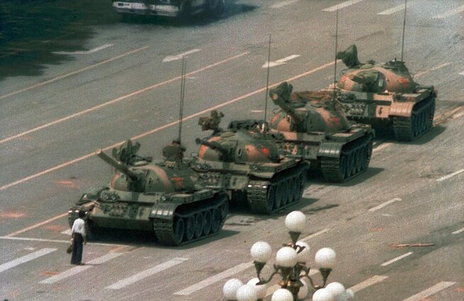 Vienišas žmogus, drąsiai stovintis prieš tankus Tiananmenio aikštėje Pekine Vienišas žmogus, drąsiai stovintis prieš tankus Tiananmenio aikštėje Pekine