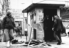 „Checkpoint Charlie“ sienos perėjimo punktas padalytame Berlyne „Checkpoint Charlie“ sienos perėjimo punktas padalytame Berlyne