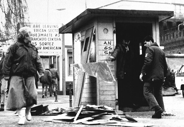 „Checkpoint Charlie“ sienos perėjimo punktas padalytame Berlyne „Checkpoint Charlie“ sienos perėjimo punktas padalytame Berlyne