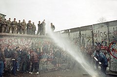 Rytų Vokietijos pasieniečiai gąsdina Vakarų Berlyno gyventojus prie Brandenburgo vartų Berlyne, 1989 m. lapkričio 11 d. Rytų Vokietijos pasieniečiai gąsdina Vakarų Berlyno gyventojus prie Brandenburgo vartų Berlyne, 1989 m. lapkričio 11 d.
