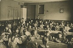 Didžiosios prieglaudos vaikai pietauja, 1917 m.