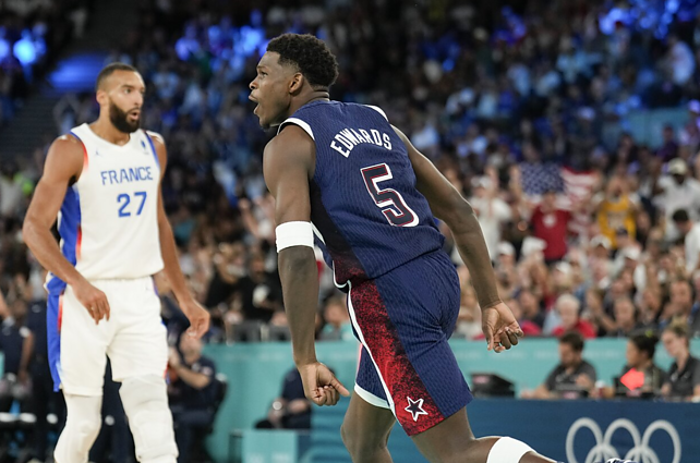 Gali ir nusvirti rankos: Edwardso tritaškis iš vidurio aikštės