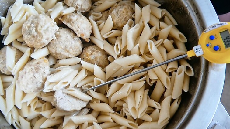 „Atrodo, kad visas atliekas parduoda“: Vilniaus raj. gimnazija mokiniams siūlo vakarykštį maistą