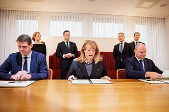 Vilija Blinkevičiūtė, Remigijus Žemaitaitis ir Saulius Skvernelis pasirašo koalicijos sutartį