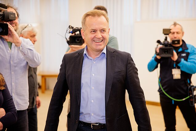 Vilija Blinkevičiūtė, Remigijus Žemaitaitis ir Saulius Skvernelis pasirašo koalicijos sutartį. Artūras Skardžius