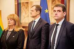 Pasirašoma koalicijos sutartis. Vilija Blinkevičiūtė, Gintautas Paluckas, Remigijus Žemaitaitis