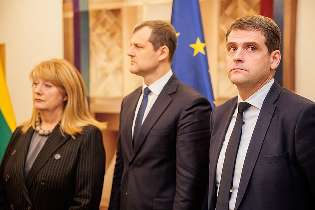 Pasirašoma koalicijos sutartis. Vilija Blinkevičiūtė, Gintautas Paluckas, Remigijus Žemaitaitis