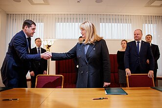 Vilija Blinkevičiūtė, Remigijus Žemaitaitis ir Saulius Skvernelis pasirašo koalicijos sutartį