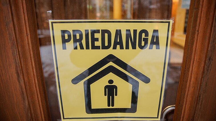 Raktų neprašė, bet lipduką užklijavo: vilnietis nustebo ant rūsio radęs priedangos ženklą