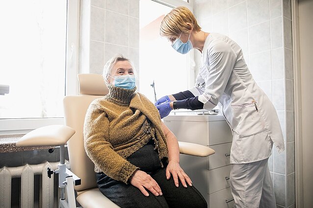 Medikai ragina skiepytis nuo COVID-19: vien praėjusią savaitę mirė 5 senjorai