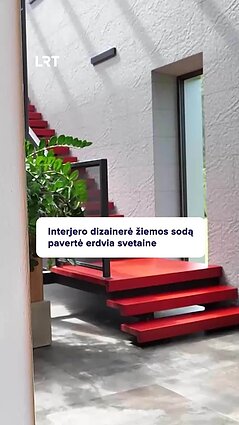 Vietoj namo viduje žaliavusio sodo – erdvi svetainė