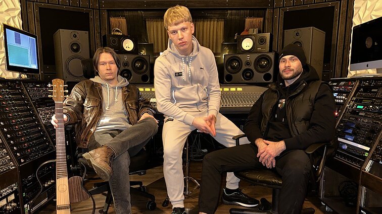 Adomas Vyšniauskas (centre) su kovotoju Matu Pultaražinsku (dešinėje) ir muzikantu Edvinu Kišonu Adomas Vyšniauskas (centre) su kovotoju Matu Pultaražinsku (dešinėje) ir muzikantu Edvinu Kišonu