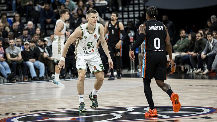 Įspūdingai kamuolį perėmęs Butkevičius padovanoja galingą dėjimą į krepšį