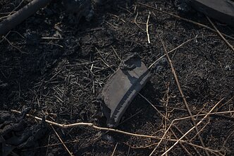 Nuo sprogimo bangos karščio išsilydžiusi ginklo dėtuvė.