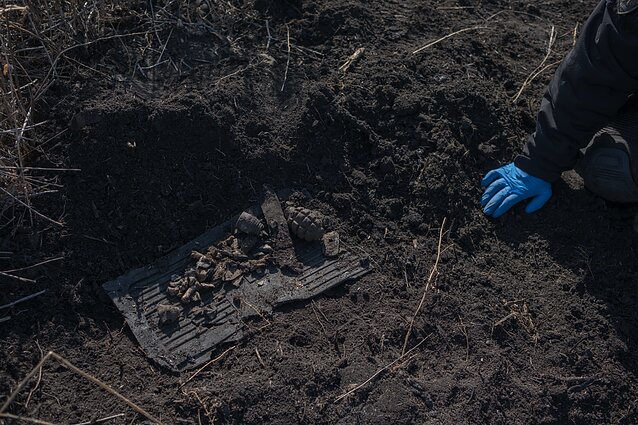Žemėje randami kaulų fragmentai ir nesprogusios granatos bei kita amunicija.