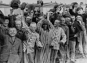 Uwolnieni więźniowie obozu koncentracyjnego w Dachau