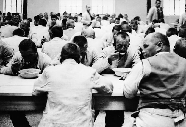 Jedzący więźniowie (maj 1933), zdjęcie propagandowe autorstwa Friedricha Bauera 