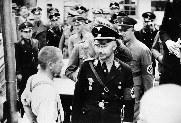 Heinrich Himmler (z przodu po prawej, obok więźnia) podczas inspekcji obozu koncentracyjnego Dachau 8 maja 1936 r.
