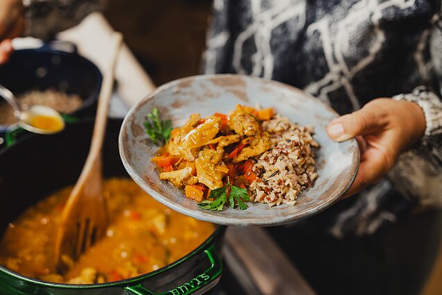 Šeimą prie stalo be vargų subursiantis skanumynas: spalvingasis Beatos vištienos guliašas