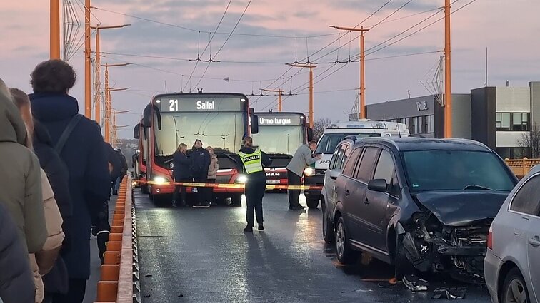 Sinoptikų prognozių neišgirdo: gatvių nebarsčiusi Kauno savivaldybė plikledžio nesitikėjo