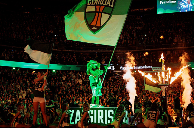 Arena trykšta energija: prieš „Žalgirio“ ir „Fenerbahče“ rungtynes pagerbtas Jasikevičius