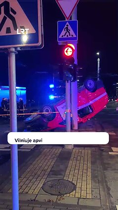 Vilniuje apvirto ugniagesių automobilis