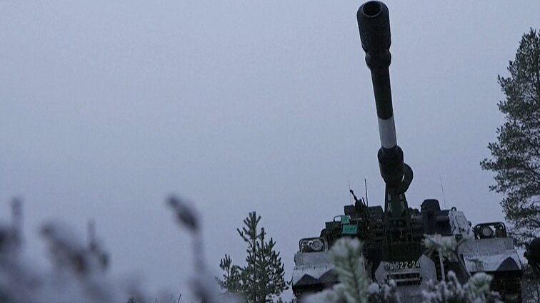 Suomijoje tęsiasi NATO artilerijos pratybos: mokosi kariauti arktinėmis sąlygomis