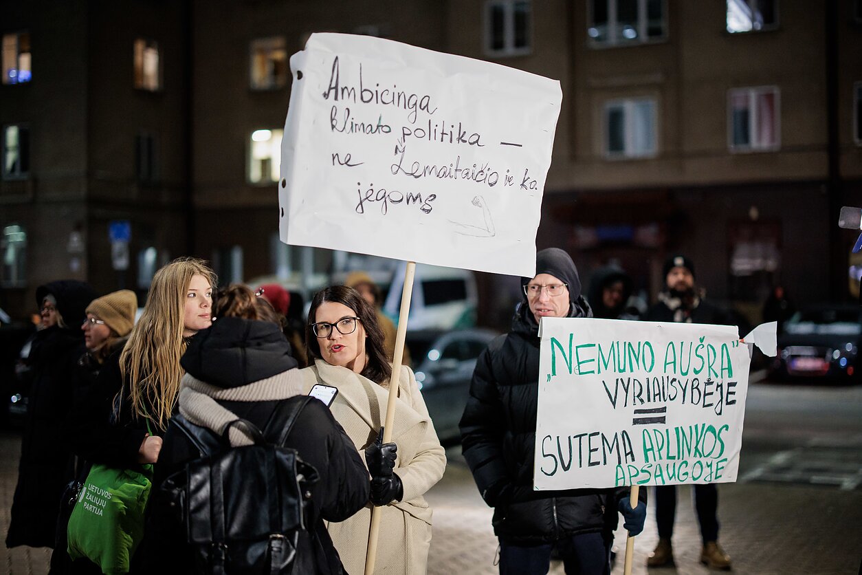 Protestas prie Seimo „Dešimt minučių tylos“