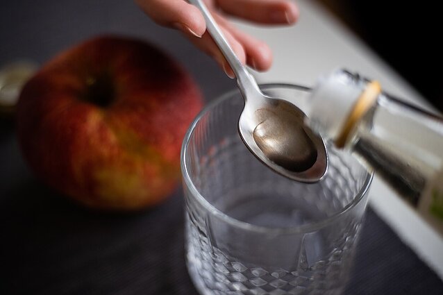 Įpratusiems gurkšnoti vandenį su actu dietologė sako: tai puikus produktas, bet ne vaistas