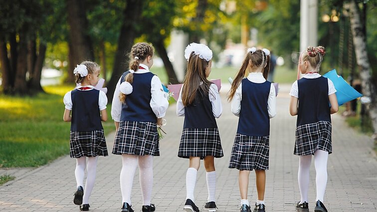 Psichiatras ragina leisti mergaitėms dėvėti uniformų kelnes: to aiškint suaugusieji neturi