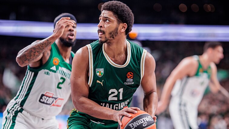 Trečiajį kėlinį Mitchellas užbaigia bloku greitoje „Panathinaikos“ atakoje